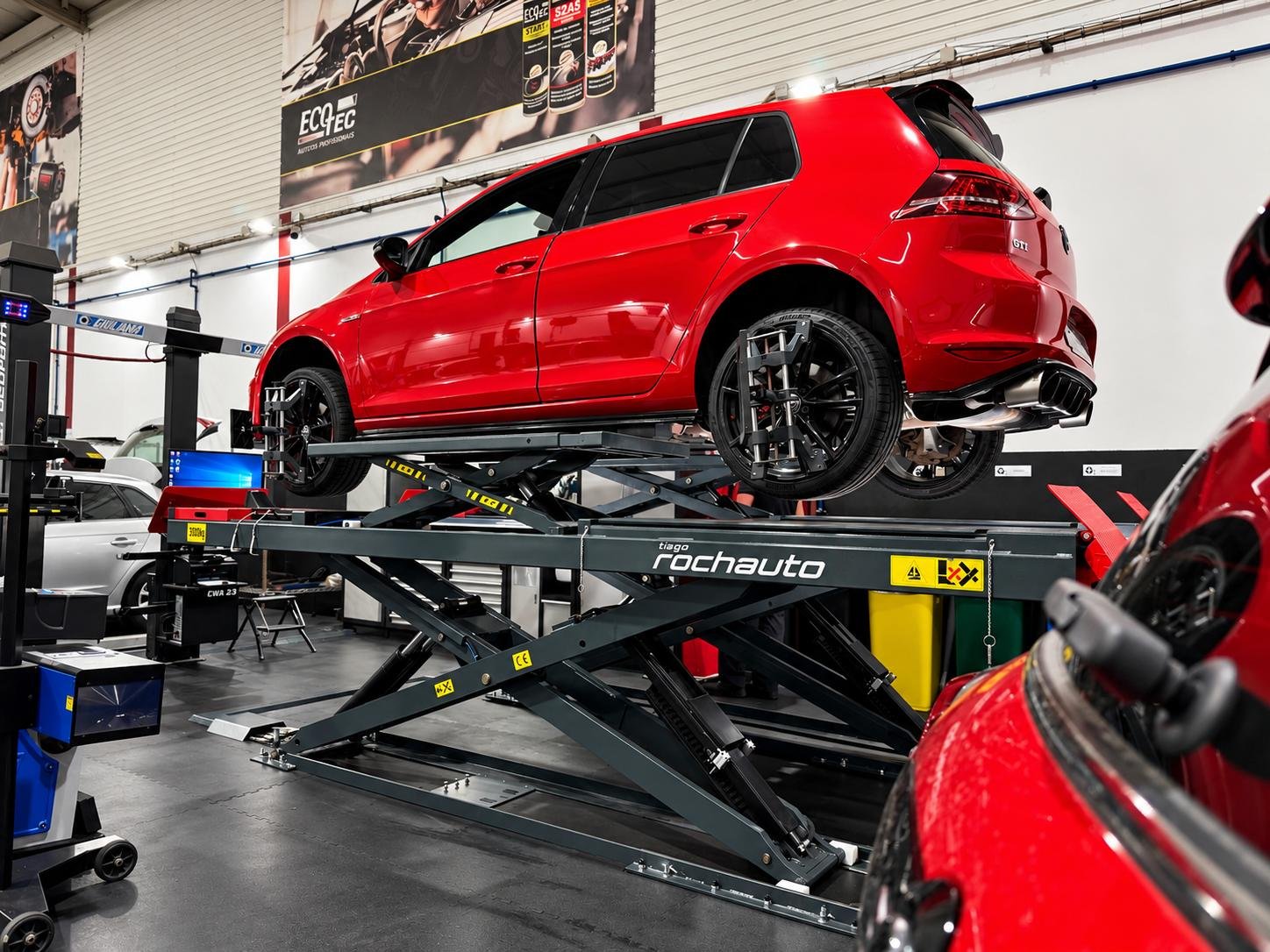 Viatura no equipamento de alinhamento da Tiagorochauto