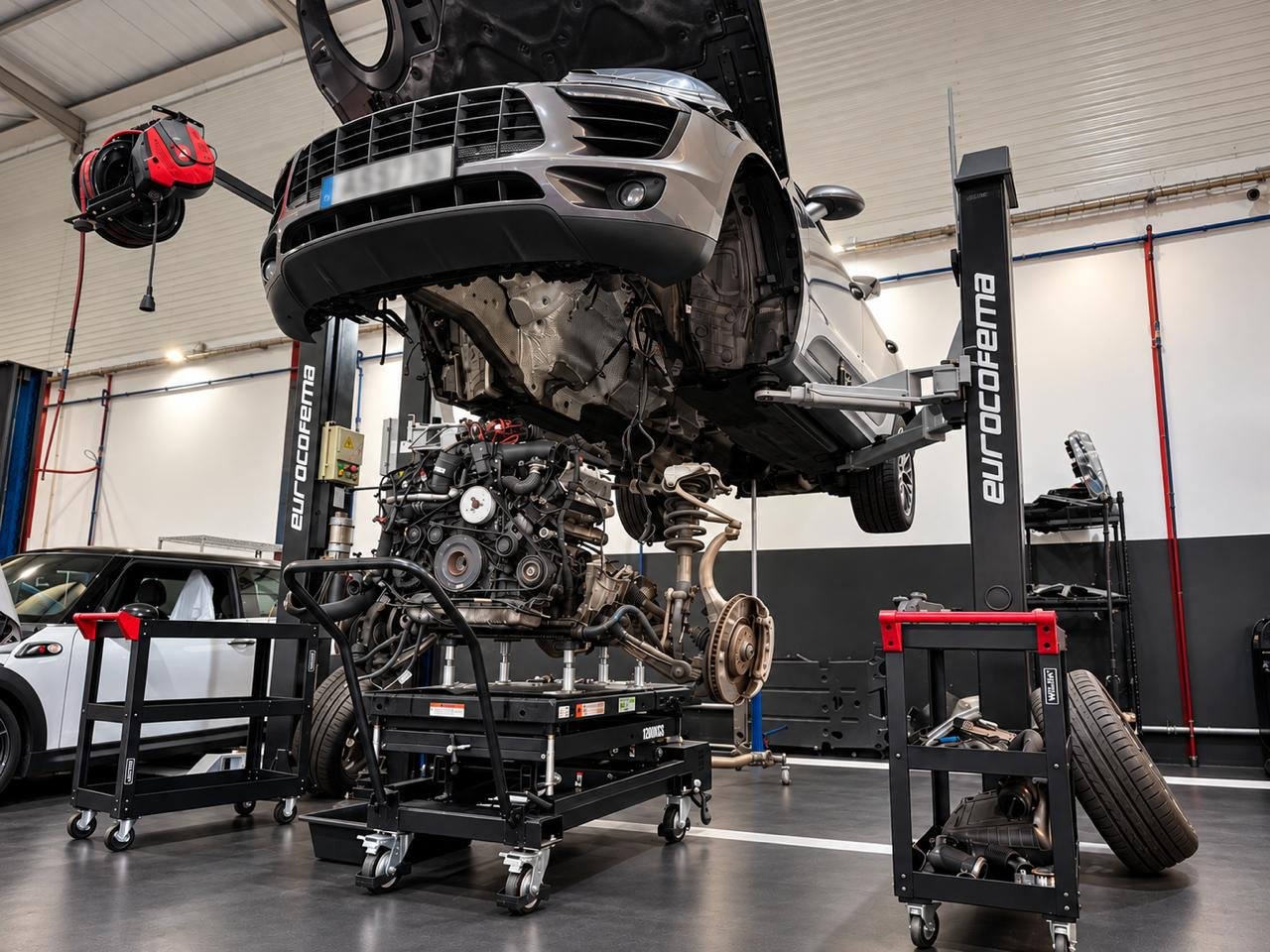 Trabalho de reparação automóvel nas instalações da Tiagorochauto